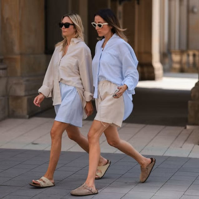 ragazze camminano indossando modelli boston e ariziona birkenstock