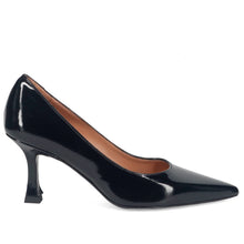 White patent leather décolleté with medium heel