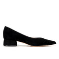 Alma en Pena: Water-repellent black suede pump with V-neckline and low heel