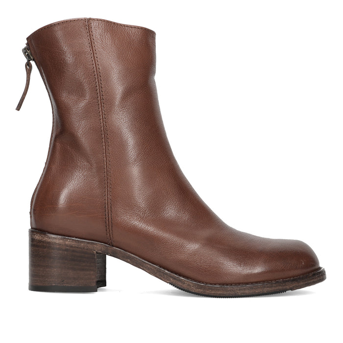 History541: Women's ankle boot in soft light brown leather with a comfortable heel