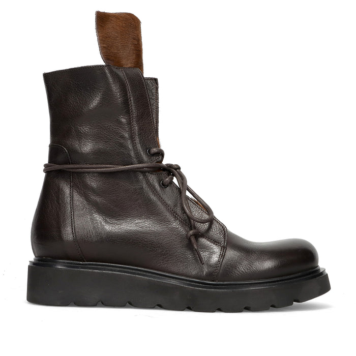 History541: Women's lace-up ankle boot Rich in soft dark brown leather and light brown pony hair