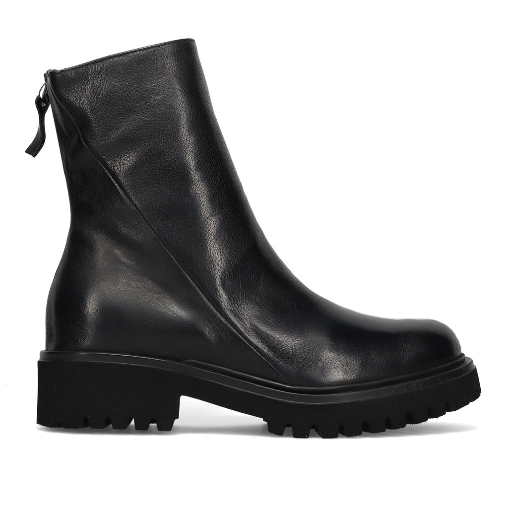 History541: Women's ankle boot in soft black leather with diagonal zip and notched sole