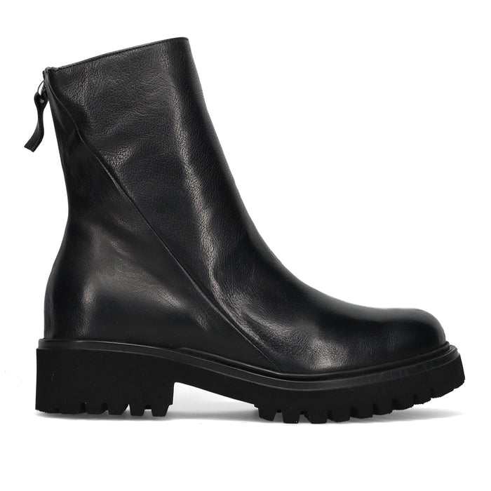 History541: Women's ankle boot in soft black leather with diagonal zip and notched sole