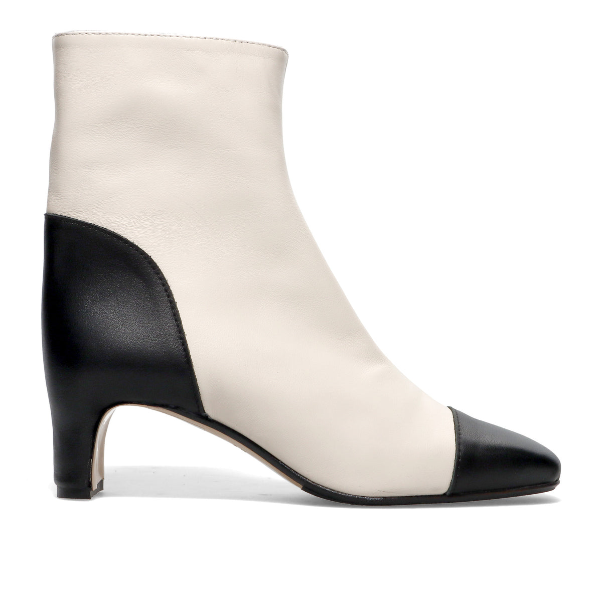 L'ARIANNA: Elegant ankle boot in soft milk white and black leather with a comfortable heel