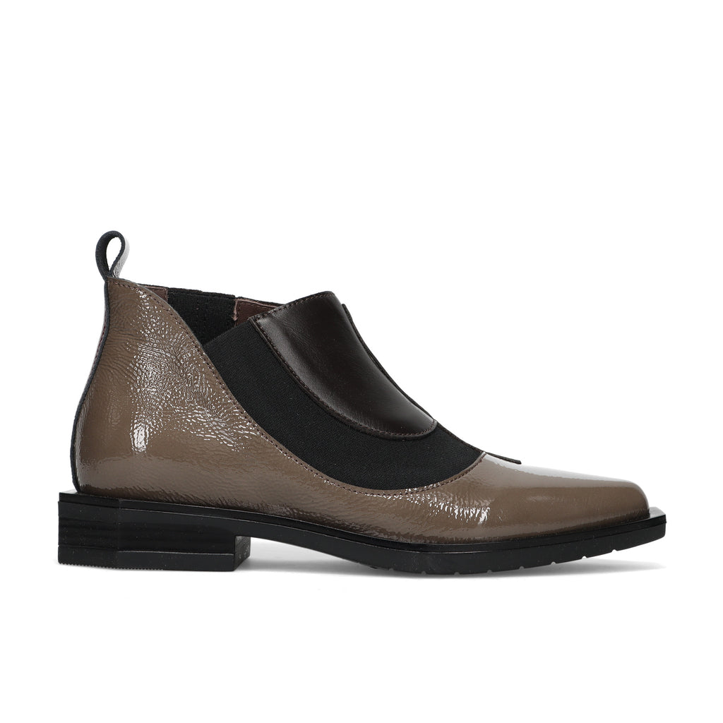 LE BOHEMIEN: Women's ankle boot in soft dark brown leather and taupe naplak with elastic insert