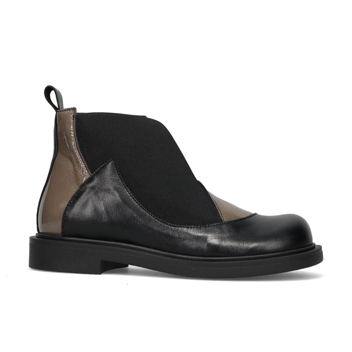 LE BOHEMIEN: Women's ankle boot in soft black leather and taupe naplak with elastic