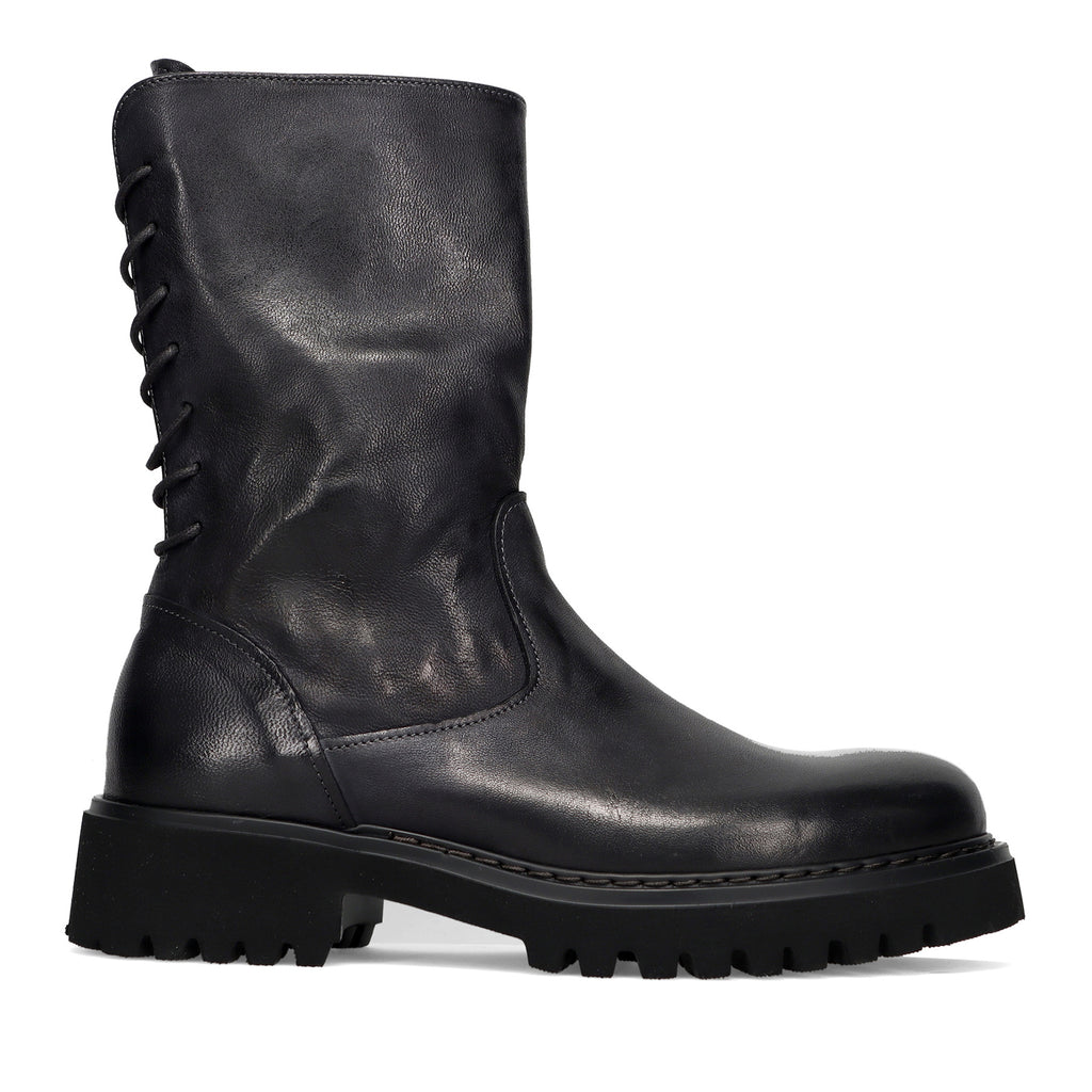 PAWELKS: Women's ankle boot in black graded leather with back closure and lug sole