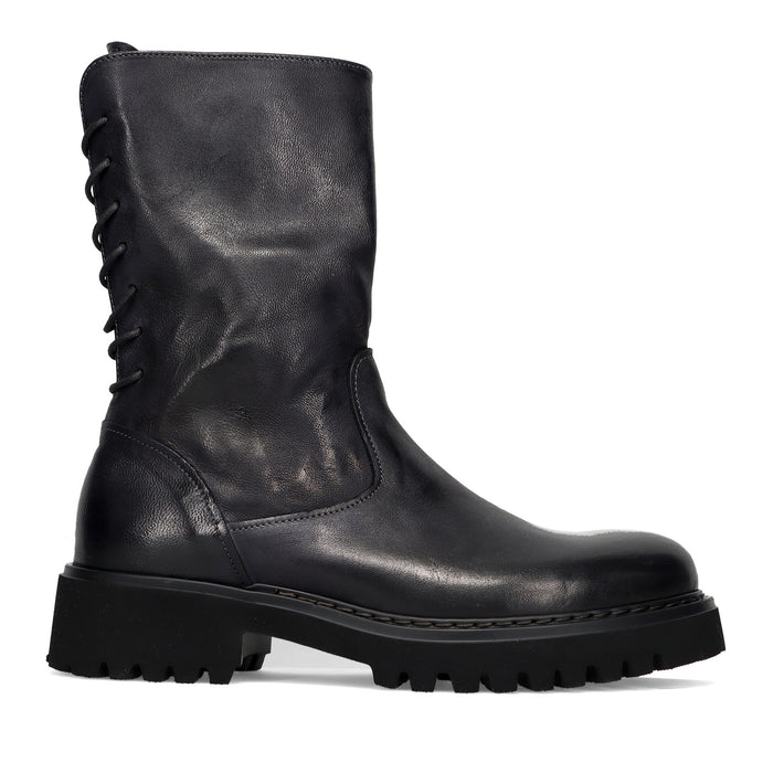 PAWELKS: Women's ankle boot in black graded leather with back closure and lug sole