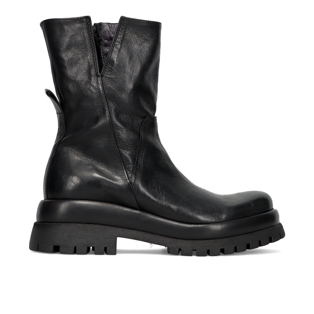 PAWELKS: Women's ankle boot in black vintage leather with chunky tank-style rubber sole