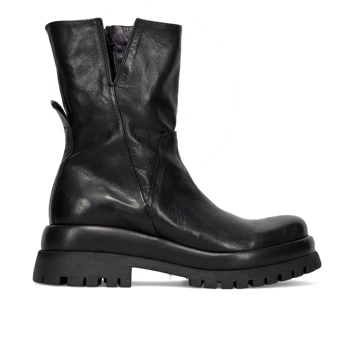 PAWELKS: Women's ankle boot in black vintage leather with chunky tank-style rubber sole