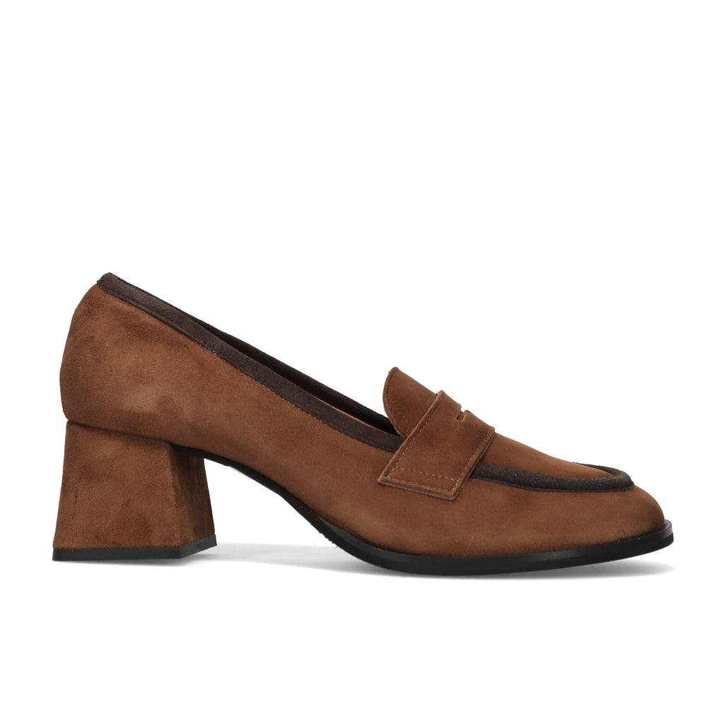 SANGIORGIO: Women's moccasin in soft light brown suede with contrasting trim and a comfortable heel