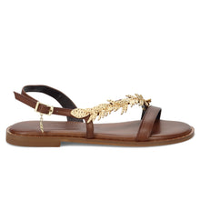 Sandalo greco flat caryatis in pelle marrone con accessorio color oro